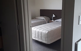 1-bedroom unit single beds